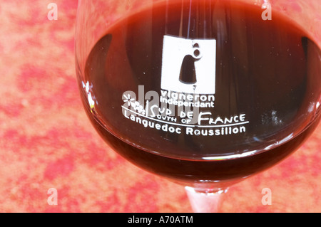 Glas geprägt mit Vigneron Independant (unabhängige Winzer) und Sud de France, Südfrankreich, neue regionale Bezeichnung, Languedoc-Roussillon markiert. Domaine Bertrand-Berge In Paziols. Fitou. Languedoc. Frankreich. Europa. Stockfoto