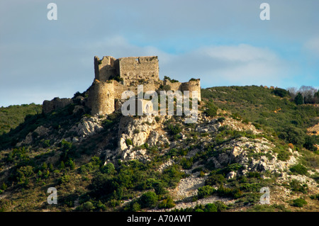 Das Chateau d ' Aguilar Katharer Hügel Festung aus dem 11. und 12. Jahrhundert an der Grenze bis Corbieres. Fitou. Languedoc. Die Ruinen einer Schloss-Festung. Frankreich. Europa. Stockfoto