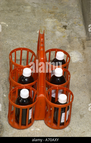 Chateau de Nouvelles. Fitou. Languedoc. Beispiele für Kontrolle und Referenz. In einer Plastikflasche Korb. Frankreich. Europa. Stockfoto