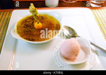 Hotel Residenz in Nissan Lez Enserune La Clape. Languedoc. Crème Brûlée mit Physalis und Kaugummi aromatisierte Eis. Frankreich. Europa. Stockfoto