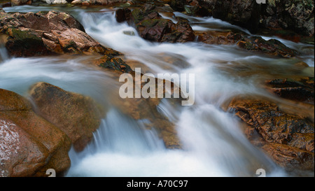 Wasser fließt über die Felsen Stockfoto
