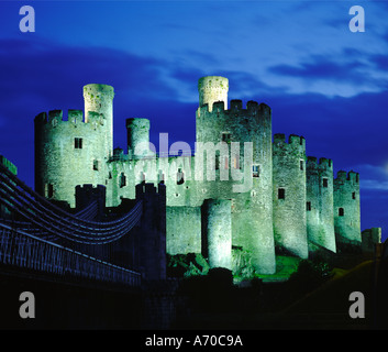 Conwy Castle Wales bei Nacht beleuchtet Stockfoto