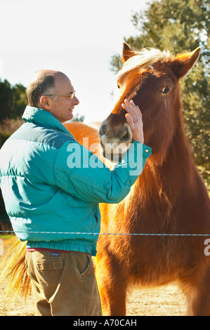 Bernard Bellahsen. Domaine Fontedicto, Caux. Pezenas Region. Languedoc. Besitzer-Winzer. Pferd im Weinberg statt Traktor arbeiten. Frankreich. Europa. Stockfoto