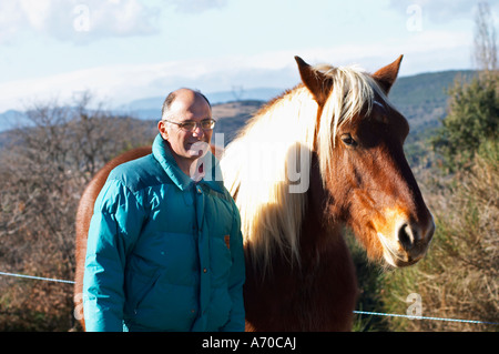 Bernard Bellahsen. Domaine Fontedicto, Caux. Pezenas Region. Languedoc. Pferd für manuell Weinberg Bodenbearbeitung. Besitzer-Winzer. Pferd im Weinberg statt Traktor arbeiten. Frankreich. Europa. Stockfoto