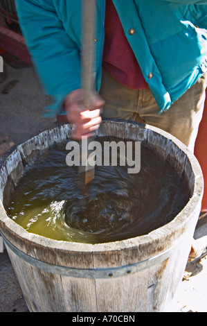 Bernard Bellahsen. Domaine Fontedicto, Caux. Pezenas Region. Languedoc. Ein Bio-dynamischen Dynamiser Dynamiseur, Kräutertees zu machen, durch eine Mischung aus Pflanzen und Kräuter im Wasser rühren. Besitzer-Winzer. Frankreich. Europa. Stockfoto