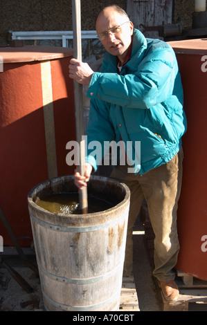 Bernard Bellahsen. Domaine Fontedicto, Caux. Pezenas Region. Languedoc. Ein Bio-dynamischen Dynamiser Dynamiseur, Kräutertees zu machen, durch eine Mischung aus Pflanzen und Kräuter im Wasser rühren. Besitzer-Winzer. Frankreich. Europa. Stockfoto