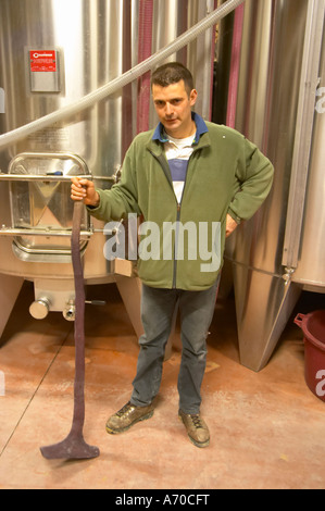 Frédéric Pourtalié mit alten traditionellen Pigeur, Stomper, aus einem Ast verwendet, um die Kappe, Pigeage herunterdrücken. Domaine de Mont Stockfoto