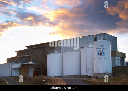 Mas Olivier. Faugères. Languedoc. Lackierte Stahltanks. Frankreich. Europa. Stockfoto