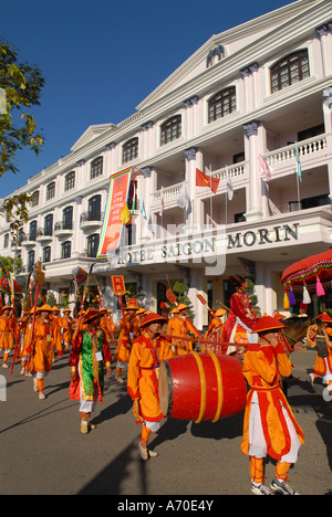 Traditionelle Parade vor Hotel Saigon Morin Stadt von Hue, Vietnam Stockfoto