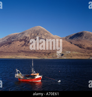 Roten Fischerboot vor Anker am Loch ich ein Tiefsee-See mit Beinn Na Caillich im Hintergrund Stockfoto