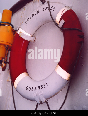 HMRT Golden Cross und offizielles Begleitschiff zur HM Yacht Britannia, die in der Bucht von Cardiff South Wales festgemacht ist GB 2003 Stockfoto