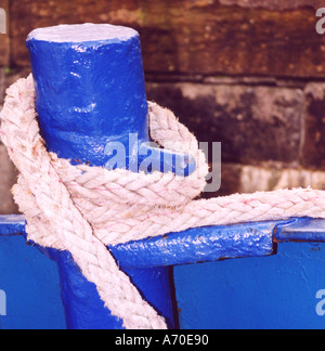 HMRT Golden Cross und offizielles Begleitschiff zur HM Yacht Britannia, die in der Bucht von Cardiff South Wales festgemacht ist GB 2003 Stockfoto