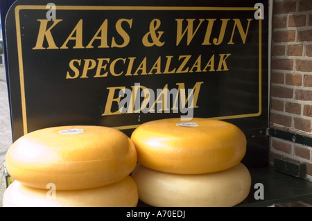 Stapelbare Räder mit niederländischem Edam-Käse vor einem Fachgeschäft in Edam, Nordholland, Niederlande. Stockfoto