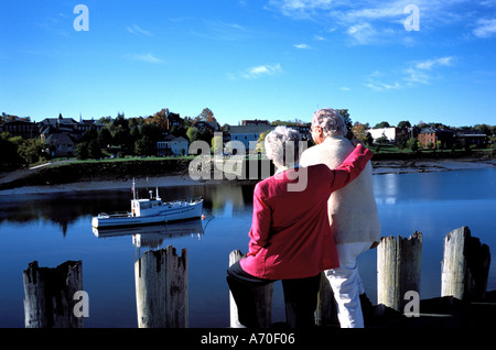 älteres paar Blick auf Calais Maine über den St. Croix River Stockfoto