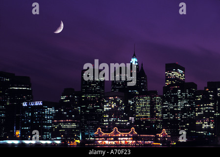 Manhattan Skyline bei Nacht mit Cresent Mond New York USA Stockfoto