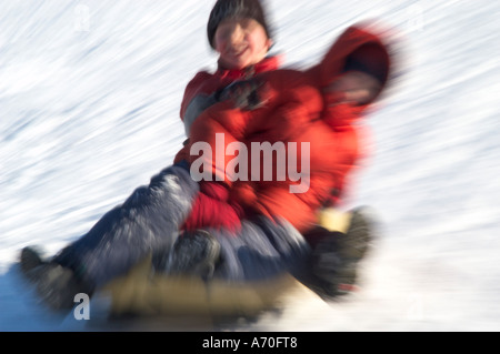 Zwei jungen auf einem Bob-Schlitten Stockfoto