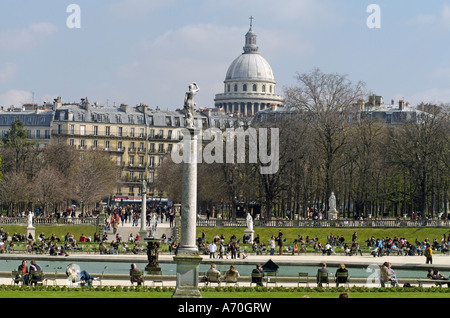 Erwachsene und Kinder gleichermaßen genießen und entspannen Sie sich im Jardin du Luxembourg, Paris zeigt das Pantheon im Hintergrund Stockfoto