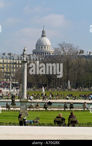 Erwachsene & Kinder gleichermaßen genießen und entspannen Sie sich in den Jardin du Luxembourg in Paris im Frühling mit dem Pantheon im Hintergrund Stockfoto