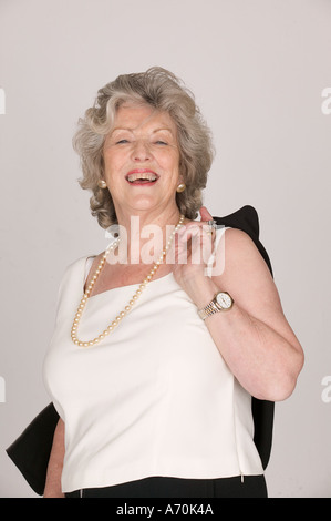 PORTRÄT VON GLAMOURÖSEN ÄLTERE FRAU VERÖFFENTLICHT Stockfoto