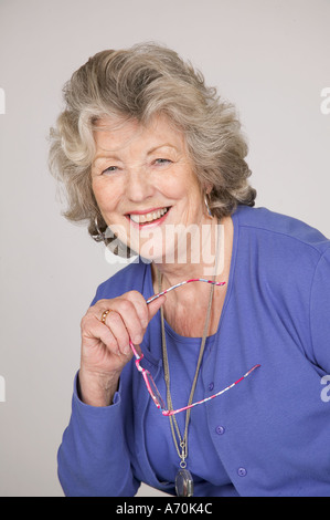 PORTRÄT VON GLAMOURÖSEN ÄLTERE FRAU VERÖFFENTLICHT Stockfoto