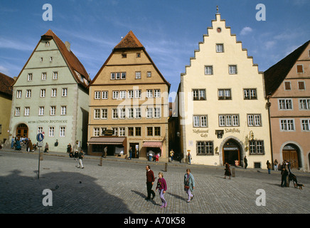 TOURISTEN UND TRADITIONELLER ARCHITEKTUR IN ROTHENBURG OB DER TAUBER DEUTSCHLAND Stockfoto