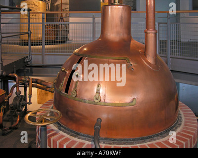 alte Kupfer Gebräu Kessel Kessel Floß im bayerischen Biermuseum in Kulmbach Frankonia Deutschland Stockfoto