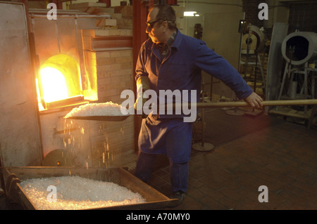 Theresienthaler Kristall Kristall-Manufaktur. Die Elektrolyse mit Rohstoffen in Schubkarren auf dem Schmelzofen. Stockfoto