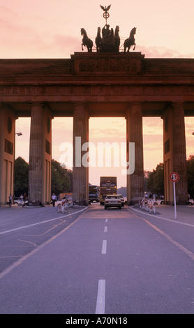 Brandenburger Tor in Berlin in der Abenddämmerung Stockfoto