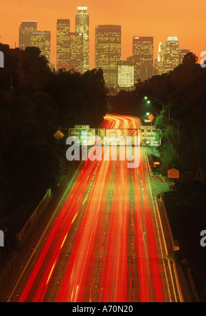 Pasadena Freeway in Downtown Los Angeles in der Abenddämmerung Stockfoto