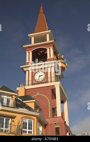 Kanada, Quebec, der Laurentians: Mont Tremblant Ski-Dorf, Tremblant Sunstar Hotel Tower Stockfoto