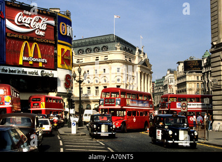Piccadilly Circus Doppeldeckerbusse, schwarze hackney-Taxis, ikonische Neonwerbung für Coca-Cola und McDonald's, London, klassische Vintage-Szene Stockfoto