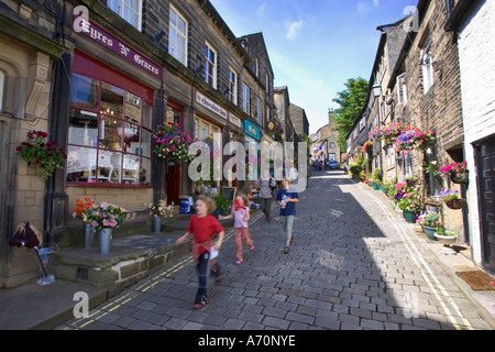 Haworth, GBR, 15.August.2005 - Bronte Parsonage, der alten Hauptstraße in Haworth Stockfoto