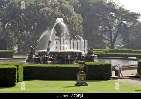 York, GBR, 17. August 2005 - Atlas-Brunnen im Garten des Castle Howard in der Nähe von York. Stockfoto