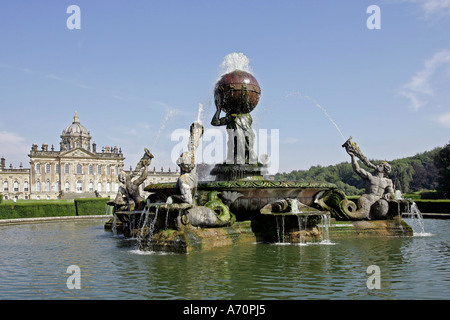 York, GBR, 17. August 2005 - Atlas-Brunnen im Garten des Castle Howard in der Nähe von York. Stockfoto