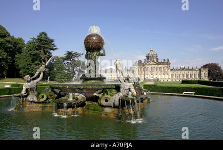 York, GBR, 17. August 2005 - Atlas-Brunnen im Garten des Castle Howard in der Nähe von York. Stockfoto