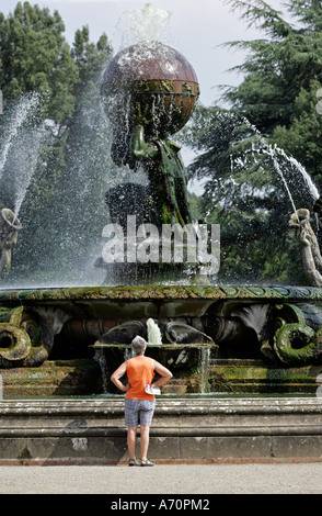 York, GBR, 17. August 2005 - Atlas-Brunnen im Garten des Castle Howard in der Nähe von York. Stockfoto