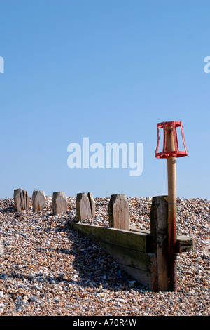 Gezeitenmarkierung und Groynes am Schindelstrand in Goring-by-Sea, West Sussex, England, Großbritannien Stockfoto