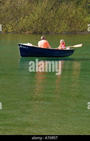 Vater mit junger Tochter im Ruderboot auf Vergnügsee. Swanbourne Lake, Arundel, West Sussex, England Stockfoto