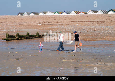 Die Familie hat einen Tag am Meer, Goring-by-Sea, West Sussex, England, Großbritannien Stockfoto