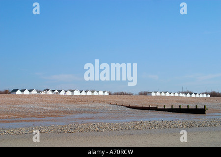 Reihe weißer Strandhütten an der Küste von Goring-by-Sea, West Sussex, England Stockfoto