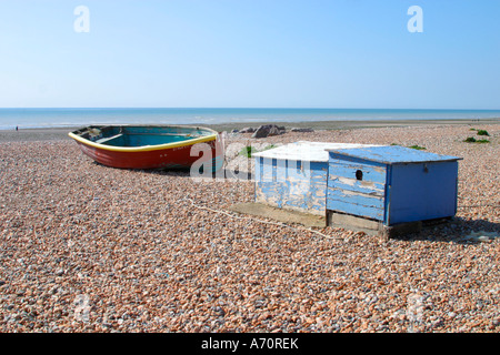 Angelboot und Fischkleider am einsamen Strand in Goring-by-Sea, West Sussex, England, Großbritannien Stockfoto