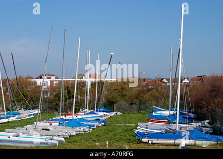 Yachts auf trockenem Land in Goring-by-Sea, West Sussex, England, Großbritannien Stockfoto