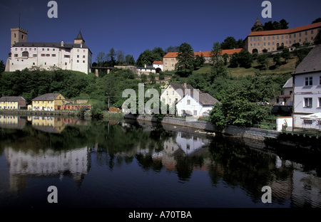 Europa, Tschechische Republik, Südböhmen, Rozmberk Nad Vltavou untere Burg (geb. 1330) und Stadt über Vltava (Moldau) Stockfoto