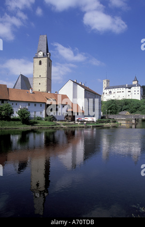 Europa, Tschechische Republik, Südböhmen, Burg Rozmberk Nad Vltavou Lower (geb. 1330) und Stadt über Vltava (Moldau) Stockfoto