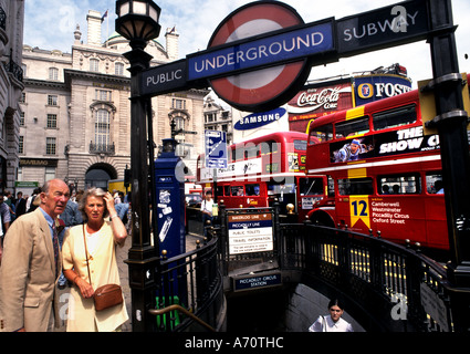 Eingang Piccadilly Circus London U-Bahnstation öffentliches U-Bahn-Schild mit zwei roten Neonwerbungen im Vordergrund in London Stockfoto