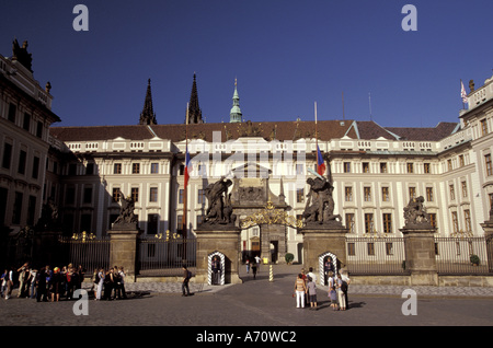 Europa, Tschechische Republik, Cent. Böhmen, Prag (Praha), Prager Burg, vor dem Eingang; Hradcanske Namesti Stockfoto