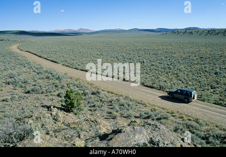 Fahrzeug auf Feldweg, historischen California Trail, Goose Creek Valley, Nevada, USA Stockfoto