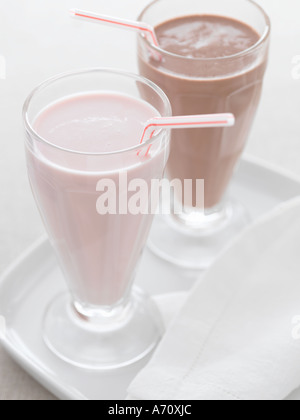 Schokolade und Erdbeer Milchshakes auf weißen Teller - high-End Hasselblad 61mb digitales Bild Stockfoto