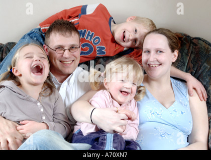 Die Barnes-Familie dessen Sohn Ethan sein gespeichert baby-Schwestern leben von seinem Knochenmark spenden. Stockfoto