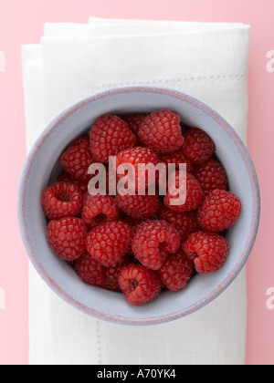 Raspberries in ceramic bowl on crisp white linen cloth - high end Hasselblad 61mb digital image Stockfoto
